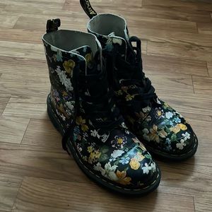 Dr. Martens Pascal 1460Black Darcy Floral Leather Boot size 8